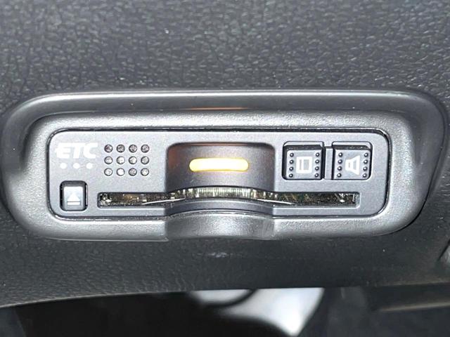 ヴェゼル ハイブリッドＲＳ・ホンダセンシング　純正８型ナビ　ホンダセンシング　レーダークルーズ　レーンキープアシスト　バックカメラ　フルセグＴＶ　Ｂｌｕｅｔｏｏｔｈ再生　ＬＥＤヘッドライト　純正１８インチアルミ　シートヒーター　ＥＴＣ　ドラレコ（6枚目）