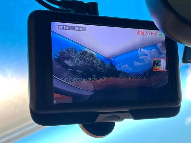 フリードハイブリッド ハイブリッド　プレミアムエディション　両側電動ドア　純正ＳＤナビ　バックカメラ　ハーフレザーシート　ドラレコ　スマートキー　ＨＩＤヘッド　ビルトインＥＴＣ　クルコン　オートライト　オートエアコン　ＣＤ　ＤＶＤ再生　地デジ（7枚目）