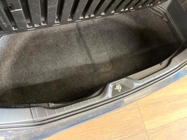 ヴォクシー ハイブリッドＳ－Ｚ　禁煙車　両側電動ドア　後席モニター　バックカメラ　衝突被害軽減システム　レーダークルーズ　ハーフレザーシート　コーナーセンサー　スマートキー　ＬＥＤヘッド　ＥＴＣ２．０　純正１７インチアルミ（65枚目）