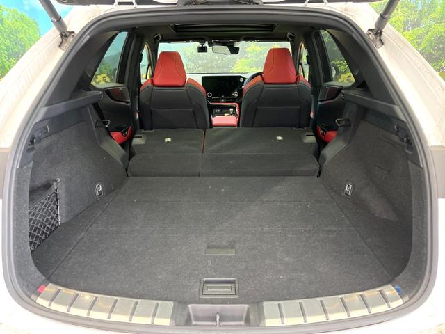 ���i�̂���������ʋ΁A���}���ɏ\���ȉ׎��X�y�[�X���m�ۂ��Ă���܂��B�Z�J���h�V�[�g��|���ƁA�傫�ȉו��̐ύڂ��\�ł���