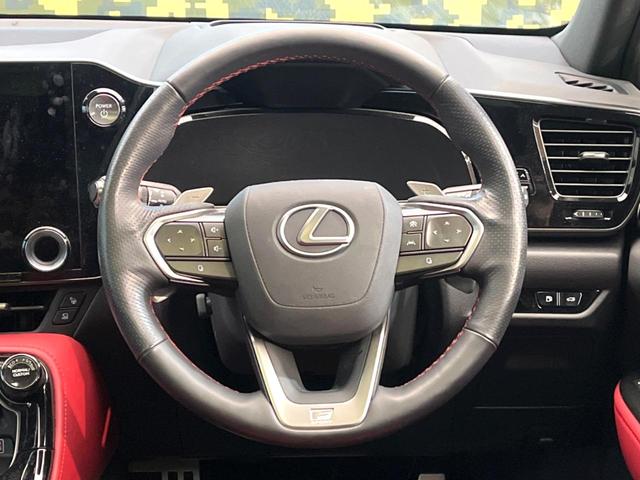 �C���e���A�ɍ��킹���f�U�C���̃X�e�A�����O�́A�^�]�������̂��Ƃ��l���A�^�]���₷���`��A�傫���ł��B�����x�A���ۂɐG���Ă��m���߂��������B