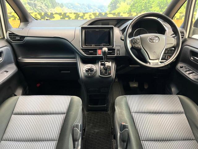 ヴォクシー ZS 煌 SDナビ バックカメラ 両側電動スライド アイドリングストップ LEDヘッド ETC スマートキー 横滑り防止装置 革巻きステアリング マニュアルモード付 デュアルエアコン 純正16インチアルミ(2枚目)