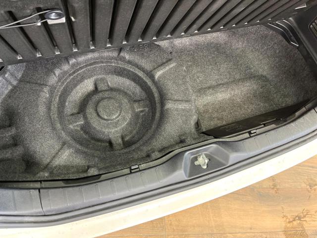 ヴォクシー ZS 煌 SDナビ バックカメラ 両側電動スライド アイドリングストップ LEDヘッド ETC スマートキー 横滑り防止装置 革巻きステアリング マニュアルモード付 デュアルエアコン 純正16インチアルミ(46枚目)