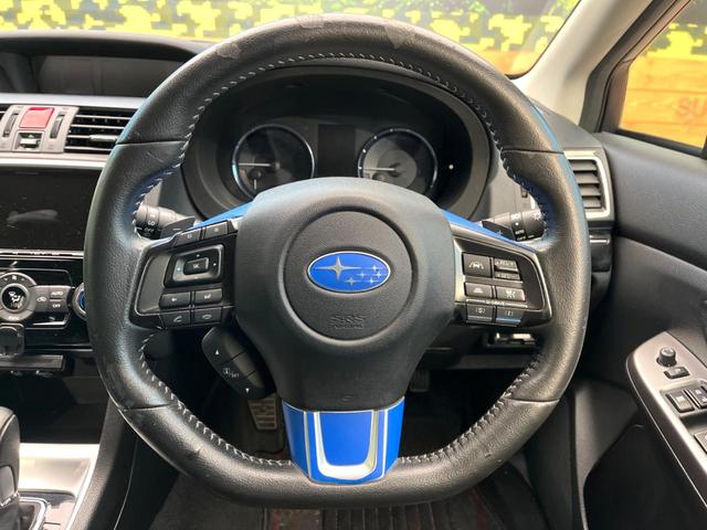 �C���e���A�ɍ��킹���f�U�C���̃X�e�A�����O�́A�^�]�������̂��Ƃ��l���A�^�]���₷���`��A�傫���ł��B�����x�A���ۂɐG���Ă��m���߂��������B