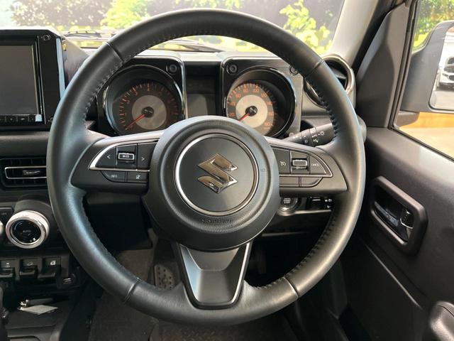 �C���e���A�ɍ��킹���f�U�C���̃X�e�A�����O�́A�^�]�������̂��Ƃ��l���A�^�]���₷���`��A�傫���ł��B�����x�A���ۂɐG���Ă��m���߂��������B