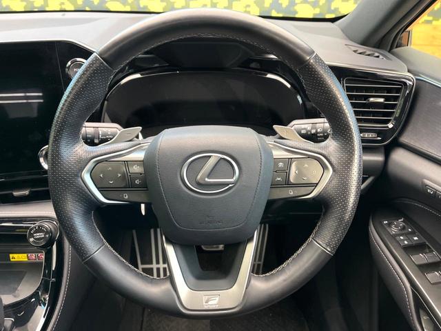 �C���e���A�ɍ��킹���f�U�C���̃X�e�A�����O�́A�^�]�������̂��Ƃ��l���A�^�]���₷���`��A�傫���ł��B�����x�A���ۂɐG���Ă��m���߂��������B