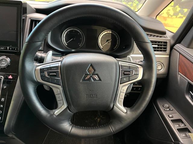 �C���e���A�ɍ��킹���f�U�C���̃X�e�A�����O�́A�^�]�������̂��Ƃ��l���A�^�]���₷���`��A�傫���ł��B�����x�A���ۂɐG���Ă��m���߂��������B