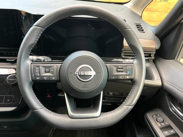 �C���e���A�ɍ��킹���f�U�C���̃X�e�A�����O�́A�^�]�������̂��Ƃ��l���A�^�]���₷���`��A�傫���ł��B�����x�A���ۂɐG���Ă��m���߂��������B