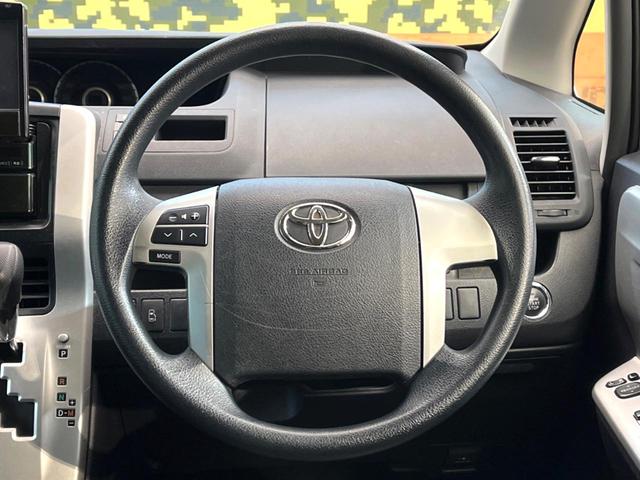 �C���e���A�ɍ��킹���f�U�C���̃X�e�A�����O�́A�^�]�������̂��Ƃ��l���A�^�]���₷���`��A�傫���ł��B�����x�A���ۂɐG���Ă��m���߂��������B