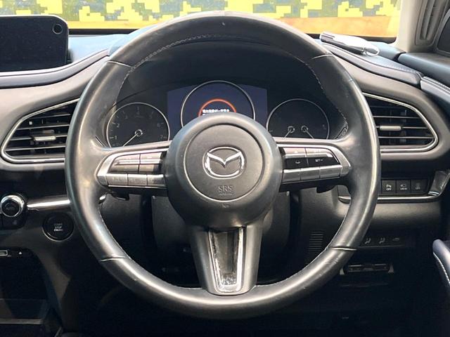 �C���e���A�ɍ��킹���f�U�C���̃X�e�A�����O�́A�^�]�������̂��Ƃ��l���A�^�]���₷���`��A�傫���ł��B�����x�A���ۂɐG���Ă��m���߂��������B