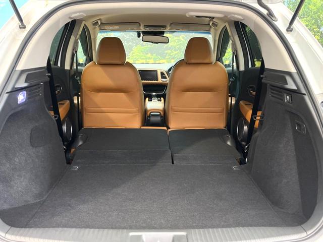 後席を格納すると、これだけの広さが！シーンに合わせたシートアレンジで、大きな荷物も積むことが出来ます♪