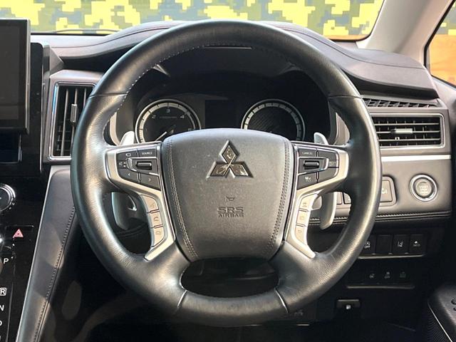 �C���e���A�ɍ��킹���f�U�C���̃X�e�A�����O�́A�^�]�������̂��Ƃ��l���A�^�]���₷���`��A�傫���ł��B�����x�A���ۂɐG���Ă��m���߂��������B