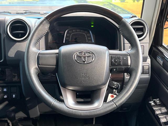 �C���e���A�ɍ��킹���f�U�C���̃X�e�A�����O�́A�^�]�������̂��Ƃ��l���A�^�]���₷���`��A�傫���ł��B�����x�A���ۂɐG���Ă��m���߂��������B