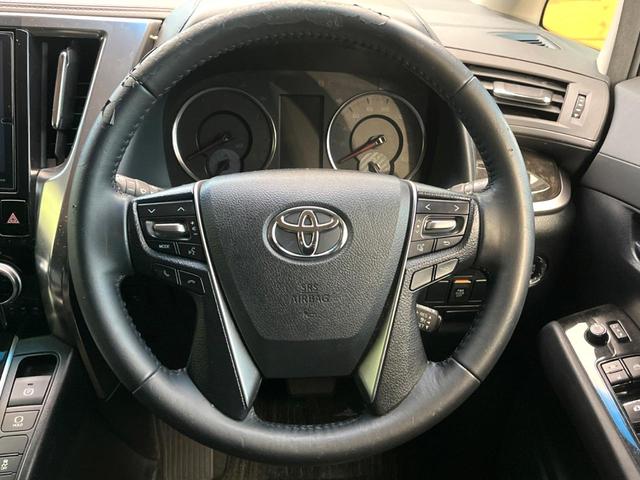 �C���e���A�ɍ��킹���f�U�C���̃X�e�A�����O�́A�^�]�������̂��Ƃ��l���A�^�]���₷���`��A�傫���ł��B�����x�A���ۂɐG���Ă��m���߂��������B