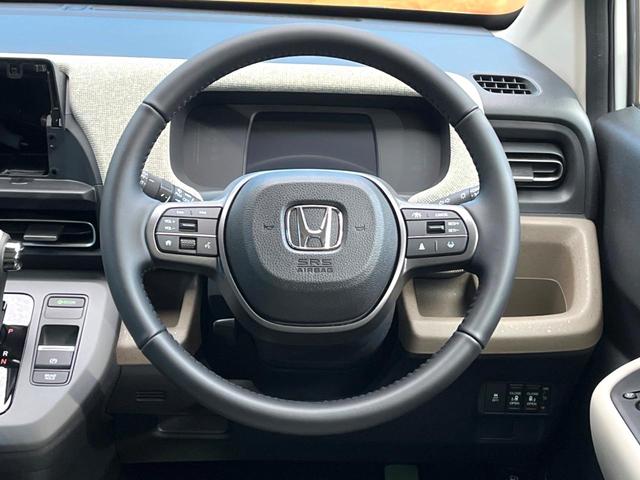 フリード ｅ：ＨＥＶエアー　ＥＸ　登録済未使用車　両側電動ドア　衝突被害軽減システム　レーダークルーズ　コーナーセンサー　スマートキー　ＬＥＤヘッド　純正１５インチアルミ　車線逸脱警報　オートライト　デュアルエアコン（12枚目）