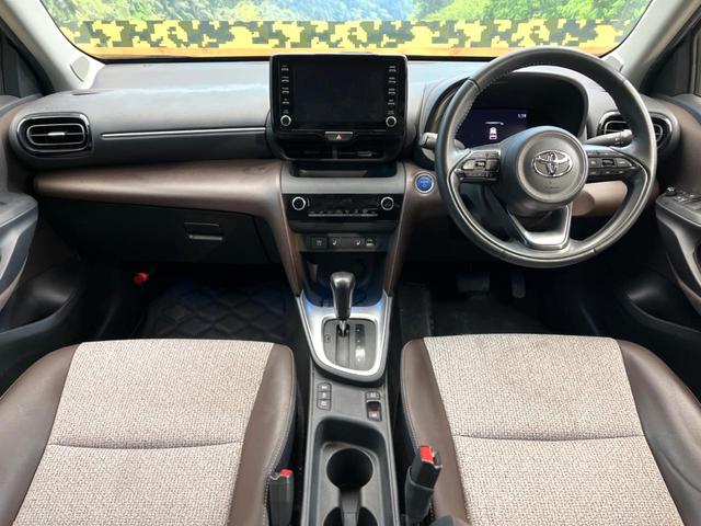 ヤリスクロス ハイブリッドZ 禁煙車 全周囲カメラ 衝突被害軽減システム レーダークルーズ ハーフレザーシート パワーシート コーナーセンサー スマートキー LEDヘッド 純正18インチアルミ オートハイビーム 車線逸脱警報(2枚目)