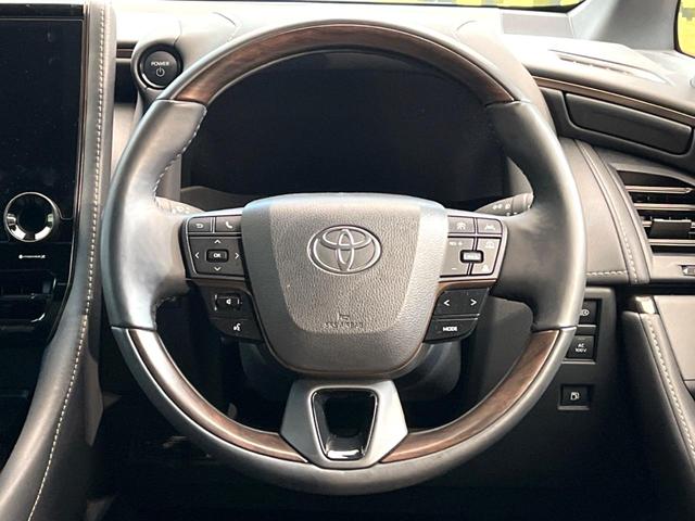 �C���e���A�ɍ��킹���f�U�C���̃X�e�A�����O�́A�^�]�������̂��Ƃ��l���A�^�]���₷���`��A�傫���ł��B�����x�A���ۂɐG���Ă��m���߂��������B