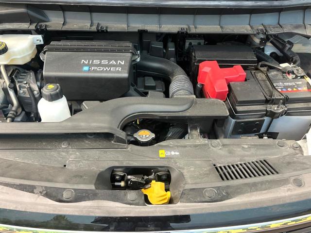 セレナ ｅ－パワー　ハイウェイスターＶ　両側電動ドア　全周囲カメラ　衝突被害軽減システム　レーダークルーズ　コーナーセンサー　スマートキー　ＬＥＤヘッド　ＥＴＣ２．０　純正１６インチアルミ　車線逸脱警報　オートライト　デュアルエアコン（18枚目）