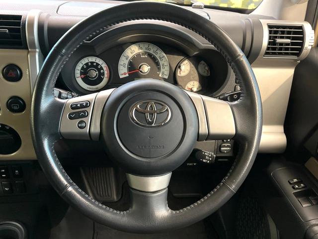 �C���e���A�ɍ��킹���f�U�C���̃X�e�A�����O�́A�^�]�������̂��Ƃ��l���A�^�]���₷���`��A�傫���ł��B�����x�A���ۂɐG���Ă��m���߂��������B