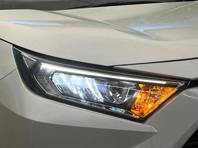 【ＬＥＤヘッドライト】悪天候や夜間走行時も良好な視界を確保し安心して運転できる高輝度ＬＥＤヘッドライトを装備！点灯速度が早く、消費電力も抑えられています。