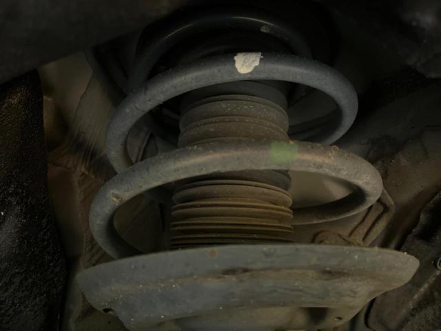 お車を安心してお乗りいただく為には、足回りの定期点検が欠かせません。サービスサポート（有償保証）では無料点検もご提供しており、安心のカーライフをお過ごしいただけるサポート体制が整っています。