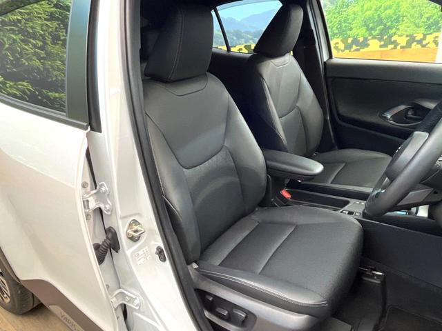 ヤリスクロス ハイブリッドＺ　禁煙車　８型ディスプレイオーディオ　セーフティセンス　レーダークルーズ　シーケンシャルターンランプ　ＢＳＭ　ブラインドスポットモニター　純正１８インチアルミ　ハーフレザーシート（8枚目）