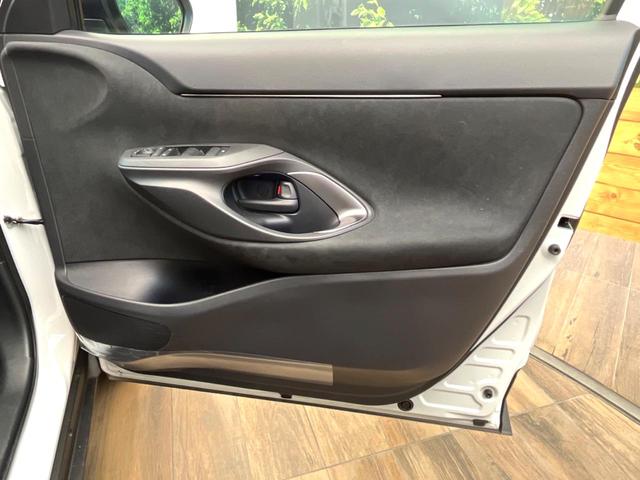 ヤリスクロス ハイブリッドＺ　禁煙車　８型ディスプレイオーディオ　セーフティセンス　レーダークルーズ　シーケンシャルターンランプ　ＢＳＭ　ブラインドスポットモニター　純正１８インチアルミ　ハーフレザーシート（28枚目）