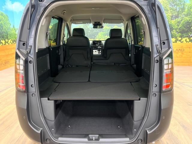 フリード クロスター　登録済未使用車　両側電動ドア　衝突被害軽減システム　レーダークルーズ　シートヒーター　コーナーセンサー　スマートキー　ＬＥＤヘッド　純正１５インチアルミ　オートハイビーム　車線逸脱警報　オートライト（10枚目）