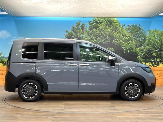 フリード クロスター　登録済未使用車　両側電動ドア　衝突被害軽減システム　レーダークルーズ　シートヒーター　コーナーセンサー　スマートキー　ＬＥＤヘッド　純正１５インチアルミ　オートハイビーム　車線逸脱警報　オートライト（28枚目）