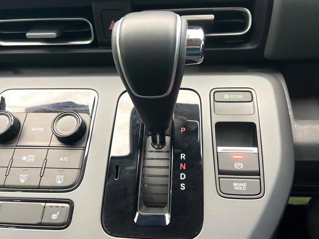 フリード クロスター　登録済未使用車　両側電動ドア　衝突被害軽減システム　レーダークルーズ　シートヒーター　コーナーセンサー　スマートキー　ＬＥＤヘッド　純正１５インチアルミ　オートハイビーム　車線逸脱警報　オートライト（53枚目）