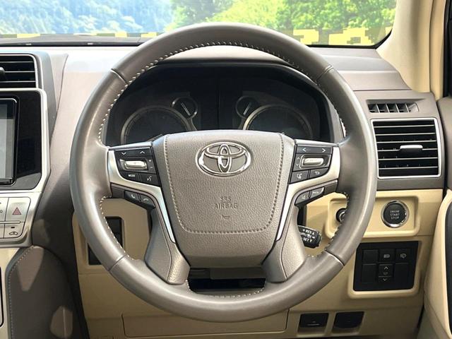 �C���e���A�ɍ��킹���f�U�C���̃X�e�A�����O�́A�^�]�������̂��Ƃ��l���A�^�]���₷���`��A�傫���ł��B�����x�A���ۂɐG���Ă��m���߂��������B