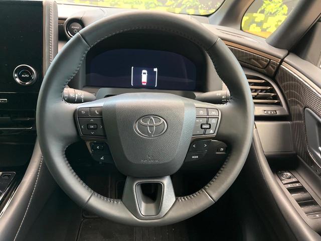 �C���e���A�ɍ��킹���f�U�C���̃X�e�A�����O�́A�^�]�������̂��Ƃ��l���A�^�]���₷���`��A�傫���ł��B�����x�A���ۂɐG���Ă��m���߂��������B