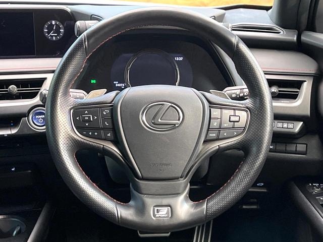 �C���e���A�ɍ��킹���f�U�C���̃X�e�A�����O�́A�^�]�������̂��Ƃ��l���A�^�]���₷���`��A�傫���ł��B�����x�A���ۂɐG���Ă��m���߂��������B