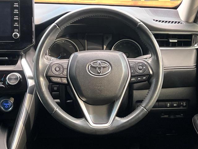 �C���e���A�ɍ��킹���f�U�C���̃X�e�A�����O�́A�^�]�������̂��Ƃ��l���A�^�]���₷���`��A�傫���ł��B�����x�A���ۂɐG���Ă��m���߂��������B