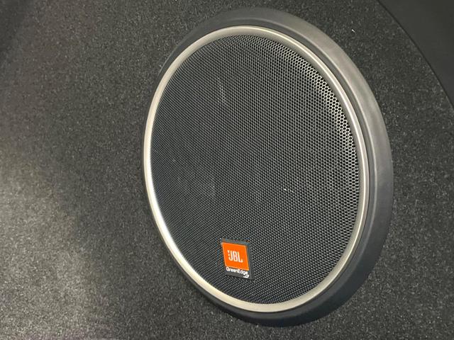 �y�i�a�k�T�E���h�V�X�e���z���[�J�[�I�v�V�����̍��i�ʃT�E���h�V�X�e���𓋍ځB��p�̃`���[�j���O���{���ꂽ�召�l�X�ȃX�s�[�J�[����ǎ��ȃT�E���h���t�ł��A�Տꊴ���ӂ�鉹����Ԃ����o��