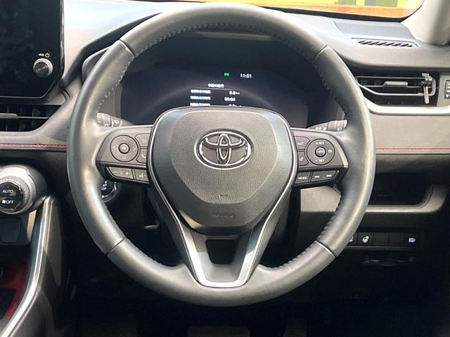 �C���e���A�ɍ��킹���f�U�C���̃X�e�A�����O�́A�^�]�������̂��Ƃ��l���A�^�]���₷���`��A�傫���ł��B�����x�A���ۂɐG���Ă��m���߂��������B