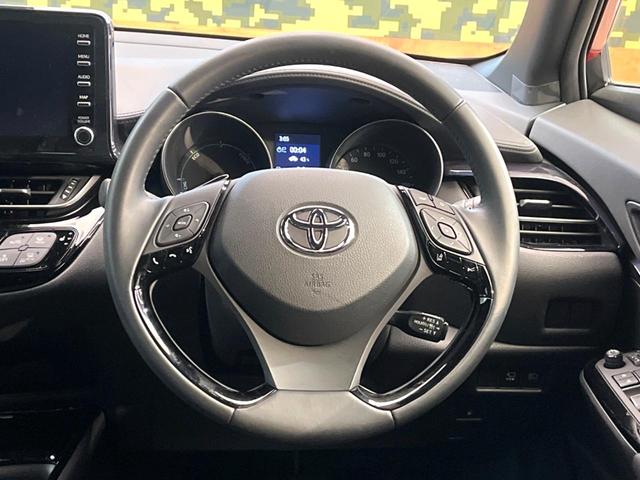 �C���e���A�ɍ��킹���f�U�C���̃X�e�A�����O�́A�^�]�������̂��Ƃ��l���A�^�]���₷���`��A�傫���ł��B�����x�A���ۂɐG���Ă��m���߂��������B