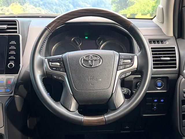 �C���e���A�ɍ��킹���f�U�C���̃X�e�A�����O�́A�^�]�������̂��Ƃ��l���A�^�]���₷���`��A�傫���ł��B�����x�A���ۂɐG���Ă��m���߂��������B