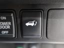パワーバックドアが装備されております。ボタン一つでドアの開閉が可能になります。買い物帰り等の利用の際にあると助かりますよね♪