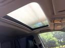 【サンルーフ】開放感たっぷりの希少装備、サンルーフが装着されています!車内に明かりを取り入れたり景色を楽しむ以外にも、車内の空気も簡単に換気できて快適です!