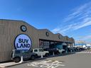 ズラッと並んだ展示車と大きな「ＳＵＶＬＡＮＤ」の看板が目印です！