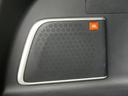 【JBLサウンドシステム】メーカーオプションの高品位サウンドシステムを搭載。専用のチューニングが施された大小様々なスピーカーから良質なサウンドが奏でられ、臨場感あふれる音響空間を演出し