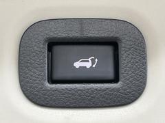 【パワーバックドア】スマートキーや運転席のボタンを押すだけでリアゲートが自動で開閉します！荷物を持っている時や、高い位置にあるバックドアを閉める際に便利な機能です♪ 7