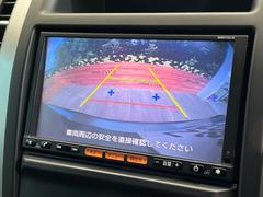 【バックカメラ】駐車時に後方がリアルタイム映像で確認できます。大型商業施設や立体駐車場での駐車時や、夜間のバック時に大活躍！運転スキルに関わらず、今や必須となった装備のひとつです！ 4