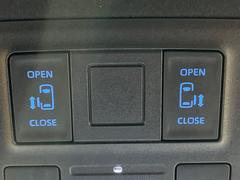 【両側パワースライドドア】スマートキーや運転席のスイッチで後席両側スライドドアの開閉が可能♪電動だから力を入れてドアを開ける必要が無く、小さなお子様でも簡単に開け閉めでき快適です♪ 6