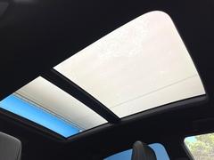 【大型サンルーフ】車内の解放感が一気に上がる大型のパノラマルーフ！季節を問わず開放的で快適なドライブをお楽しみいただけます。流通量も少なく希少価値の高い人気の装備です♪ 5