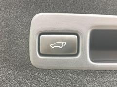 【パワーバックドア】スマートキーや運転席のボタンを押すだけでリアゲートが自動で開閉します！荷物を持っている時や、高い位置にあるバックドアを閉める際に便利な機能です♪ 7