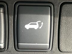 【パワーバックドア】スマートキーや運転席のボタンを押すだけでリアゲートが自動で開閉します！荷物を持っている時や、高い位置にあるバックドアを閉める際に便利な機能です♪ 6