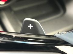 【パドルシフト】ハンドルから手を離さずに素早くシフトアップ＆ダウンができるので、エンジンブレーキを使う下り坂や高速道路の合流で加速したい場面で役立ちます。 7