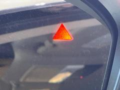 【後方車輛検知】走行中、ドアミラーの死角になりやすい箇所に後続車が接近するとサイドミラー付近に警告を表示、ドライバーに注意喚起をしてくれます。 6